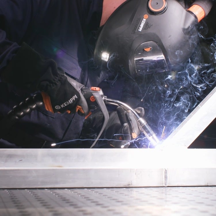 🔥 Protect your hands from heat and enhance your comfort with Kemppi GXe Heat Protector. GXe Heat Protector keeps welders’ gloves cool by reducing heat transfer, helping prevent burns and fatigue during long welding sessions. Perfect for MIG welding in tight spots, thanks to its flexible silicone build. 

Watch the video and read more: https://bit.ly/3O0Iqui

#Kemppi #KemppiWelding #WeldingSafety #GXe #HeatProtector #WelderComfort