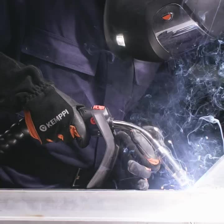 Stay cool and weld longer! 🧤 The Kemppi GXe Heat Protector reduces heat transfer, so welders can work comfortably without the burn. 

Watch the video and read more, link in bio! 

#Kemppi #KemppiWelding #WeldingSafety #GXe #HeatProtector #WelderComfort