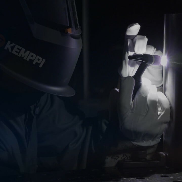 🎯 Welding comfort redefined: Kemppi Flexlite TX Torch

The Flexlite TX torch is engineered to support welders in demanding work environments. The handle is designed for a natural grip, accommodating both right- and left-handed users as well as various holding positions. The flexible cable set and durable leather sheathing further improve handling and longevity.

Key benefits:
✔️ Ergonomic handle for better control
✔️ Flexible and durable cable set
✔️ Long-lasting materials for extended usability

Learn more about how Flexlite TX enhances welding performance:

…more