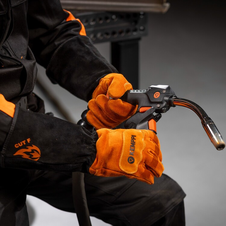 In heavy-duty welding and cutting, your hands face sparks, sharp materials, and long hours on the job. 🧑🏭
Our new Pro High Heat Welding Gloves are built for high-temperature work, combining multi-layer heat protection and the highest level of cut-resistance F.
Made to protect the hands that keep the work moving.
Available in sizes 7–12.
#Kemppi #WeldingSafety #WeldingGloves #PPE #Welders #WeldingLife #MetalFabrication #SafetyAtWork