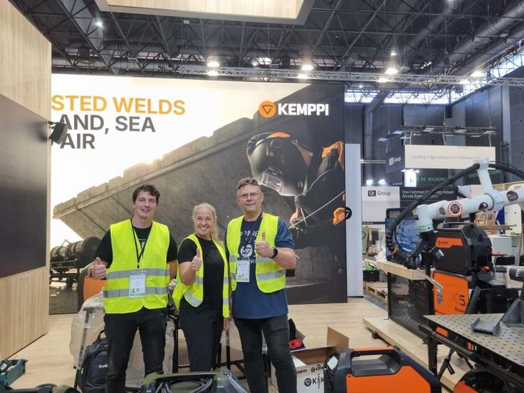 Le stand
hashtag
#Kemppi est prêt pour
hashtag
#Eurosatory2026 !
Les derniers ajustements sont terminés et toute l’équipe Kemppi est impatiente de vous accueillir à, le rendez-vous international de référence de la Défense et de la Sécurité, qui se tiendra du 15 au 19 juin 2026 à Paris Nord Villepinte.
Dans l’industrie de la défense, la qualité et la répétabilité du soudage sont des enjeux majeurs pour garantir la fiabilité des équipements les plus exigeants. C’est pourquoi nous serons présents pour échanger autour des procédés de soudage, de la traçabilité, de l’automatisation et de la maîtrise de la qualité.
N’hésitez pas à venir nous rencontrer dans notre espace d’échange dédié afin de discuter de vos projets et de vos défis industriels.
À lundi sur notre stand F324 🇫🇮
…more